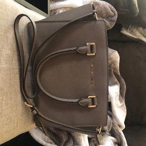 Michael Kors handbag in beige.